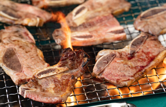 島の湾内にある砂浜でBBQ